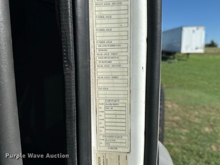 image for item FC4500 2017 Volvo VNL semi truck