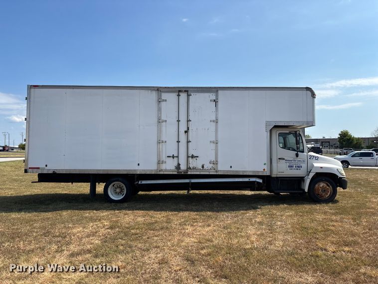 image for item FG0693 2007 Hino box truck