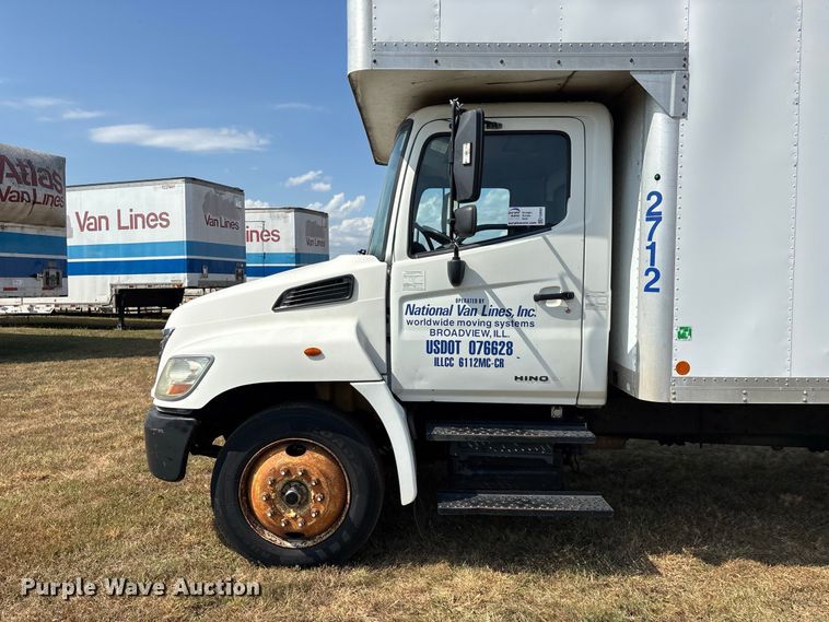 image for item FG0693 2007 Hino box truck