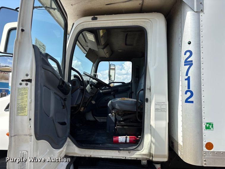 image for item FG0693 2007 Hino box truck