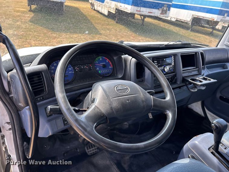 image for item FG0693 2007 Hino box truck
