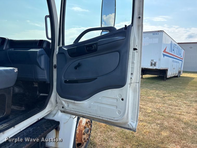 image for item FG0693 2007 Hino box truck