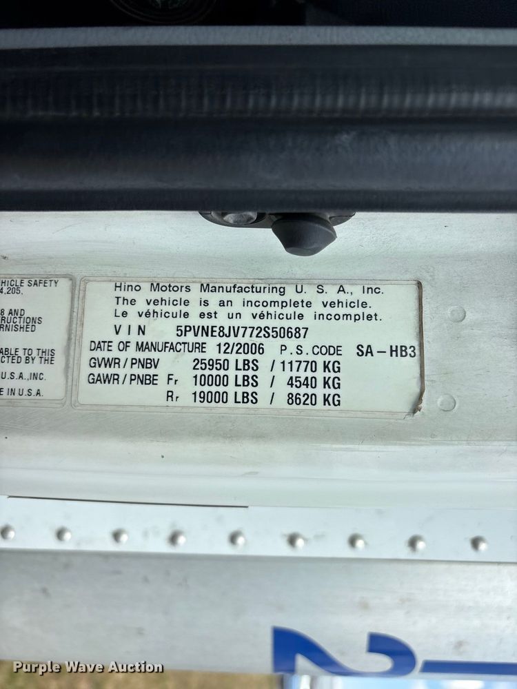 image for item FG0693 2007 Hino box truck