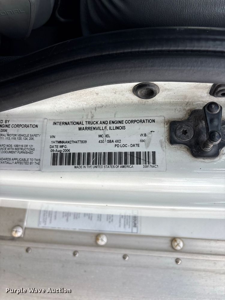 image for item FG0694 2007 International DuraStar 4300 box truck