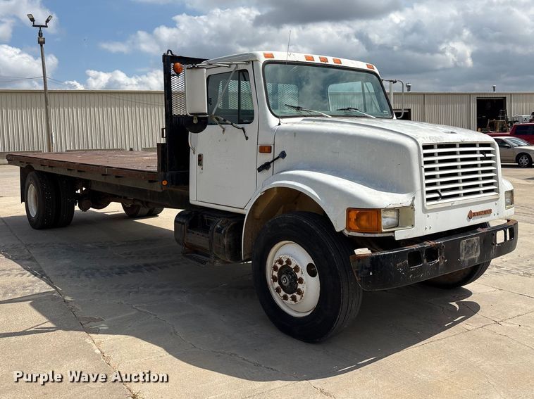 image for item FG0702 1990 International 4900 flatbed truck