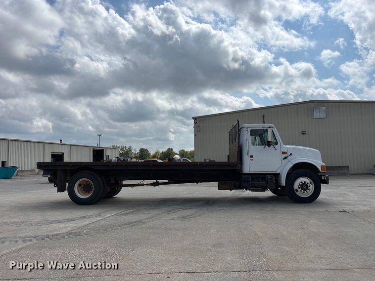 image for item FG0702 1990 International 4900 flatbed truck