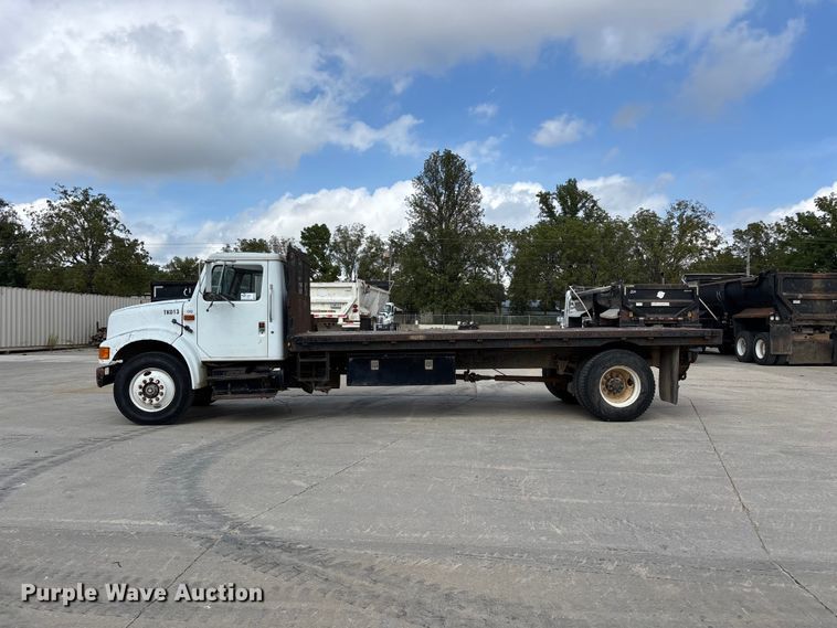 image for item FG0702 1990 International 4900 flatbed truck