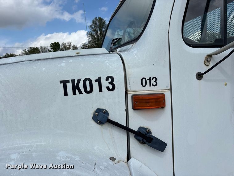 image for item FG0702 1990 International 4900 flatbed truck