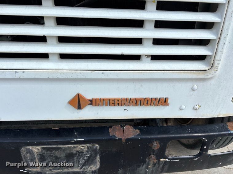 image for item FG0702 1990 International 4900 flatbed truck