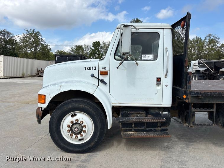 image for item FG0702 1990 International 4900 flatbed truck