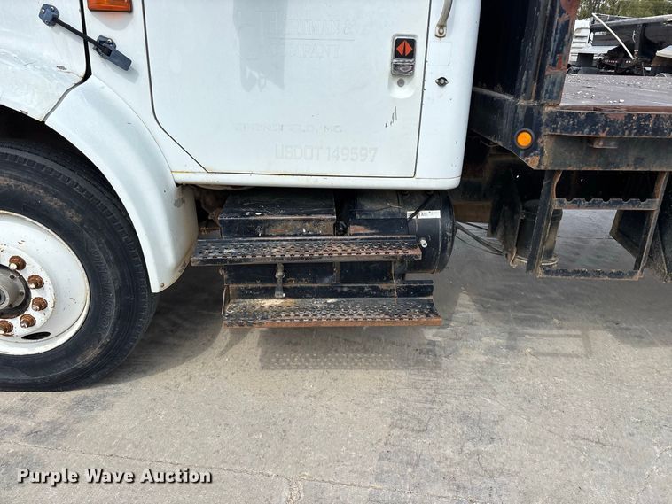 image for item FG0702 1990 International 4900 flatbed truck