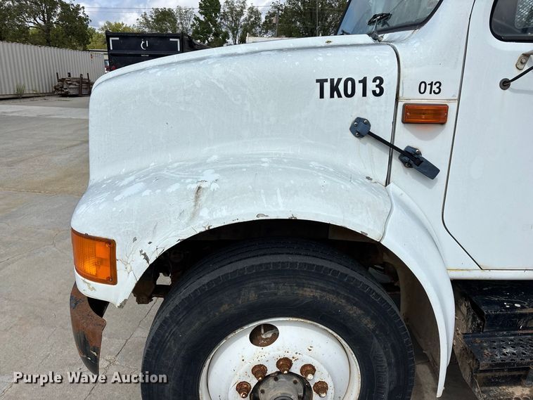 image for item FG0702 1990 International 4900 flatbed truck