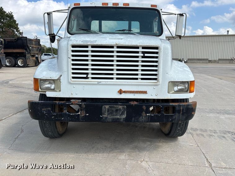 image for item FG0702 1990 International 4900 flatbed truck