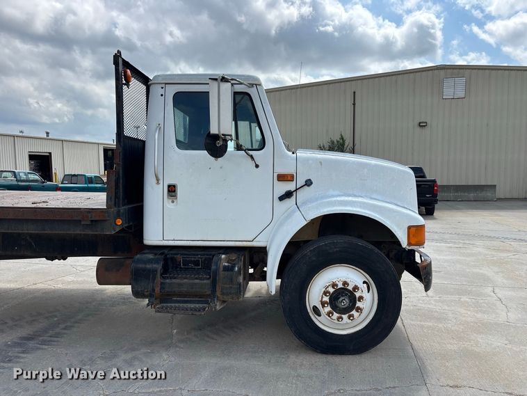 image for item FG0702 1990 International 4900 flatbed truck
