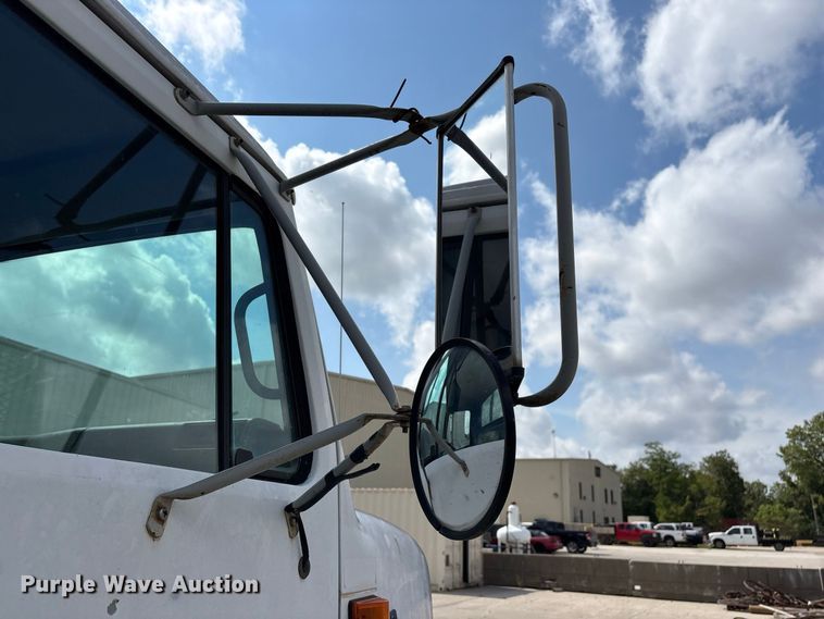 image for item FG0702 1990 International 4900 flatbed truck