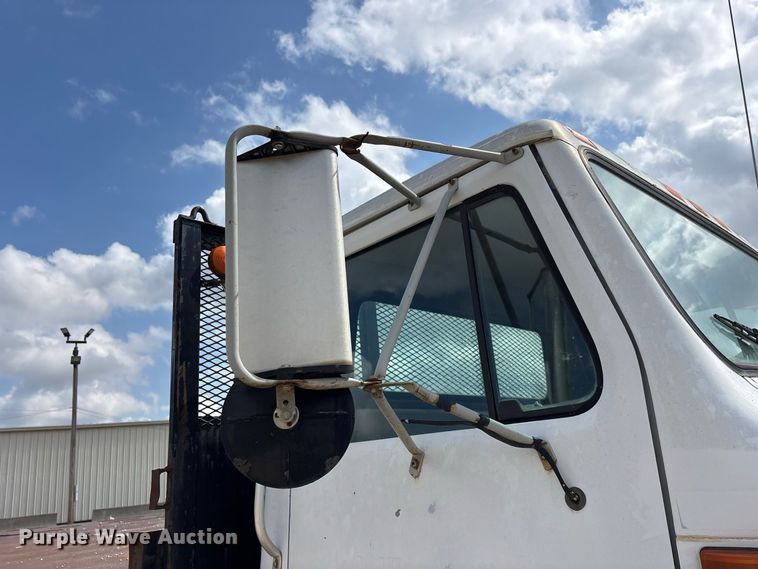 image for item FG0702 1990 International 4900 flatbed truck