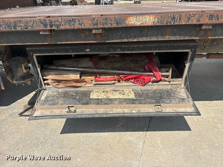 image for item FG0702 1990 International 4900 flatbed truck