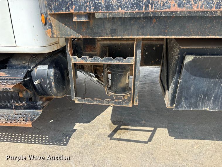 image for item FG0702 1990 International 4900 flatbed truck