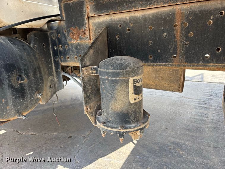 image for item FG0702 1990 International 4900 flatbed truck