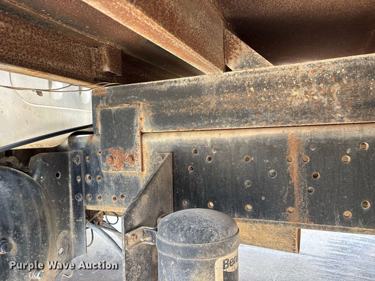 image for item FG0702 1990 International 4900 flatbed truck