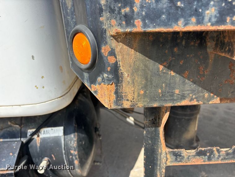 image for item FG0702 1990 International 4900 flatbed truck