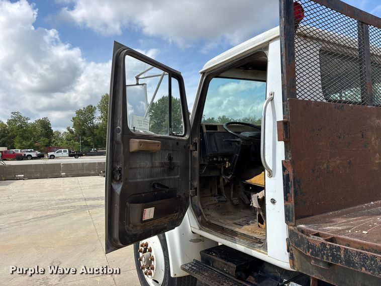 image for item FG0702 1990 International 4900 flatbed truck
