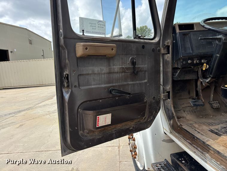 image for item FG0702 1990 International 4900 flatbed truck