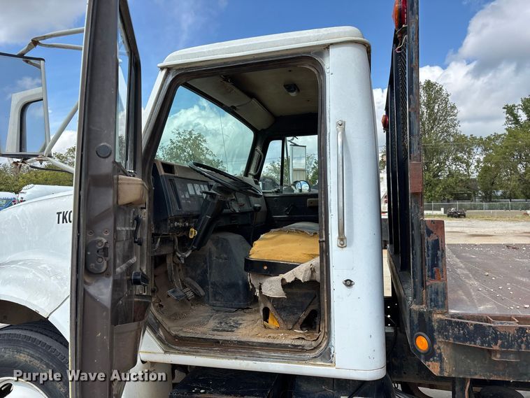 image for item FG0702 1990 International 4900 flatbed truck
