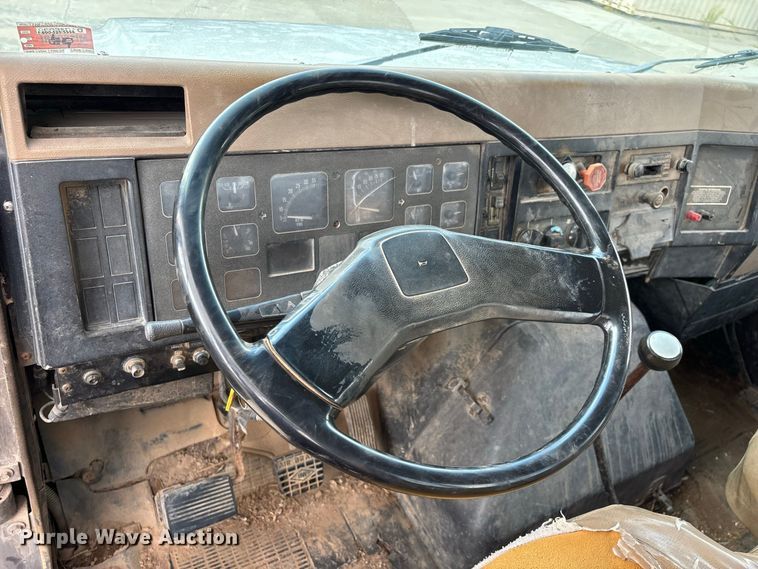 image for item FG0702 1990 International 4900 flatbed truck