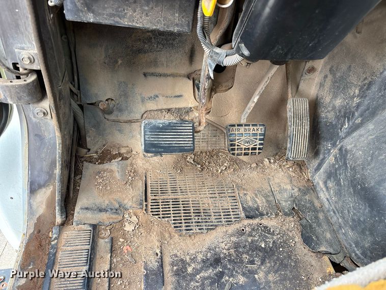 image for item FG0702 1990 International 4900 flatbed truck