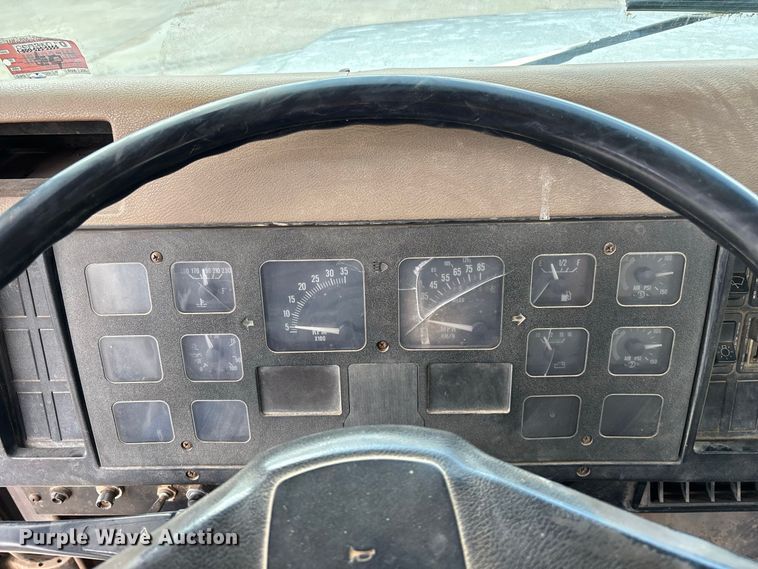 image for item FG0702 1990 International 4900 flatbed truck