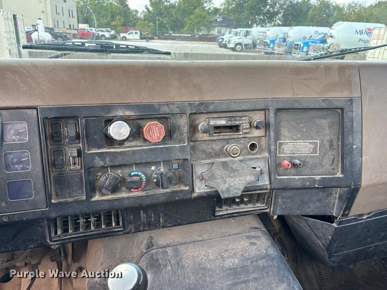 image for item FG0702 1990 International 4900 flatbed truck