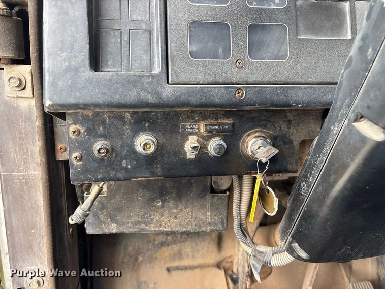 image for item FG0702 1990 International 4900 flatbed truck