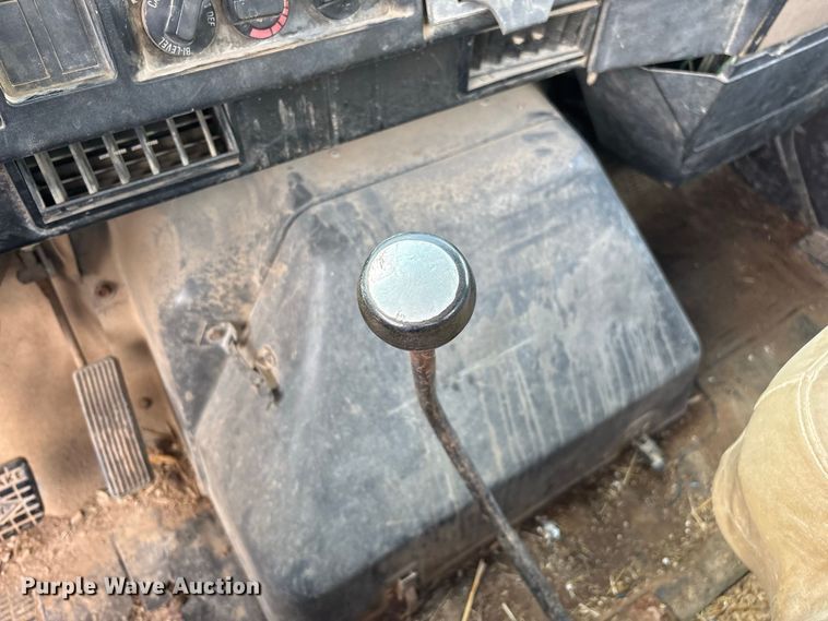 image for item FG0702 1990 International 4900 flatbed truck