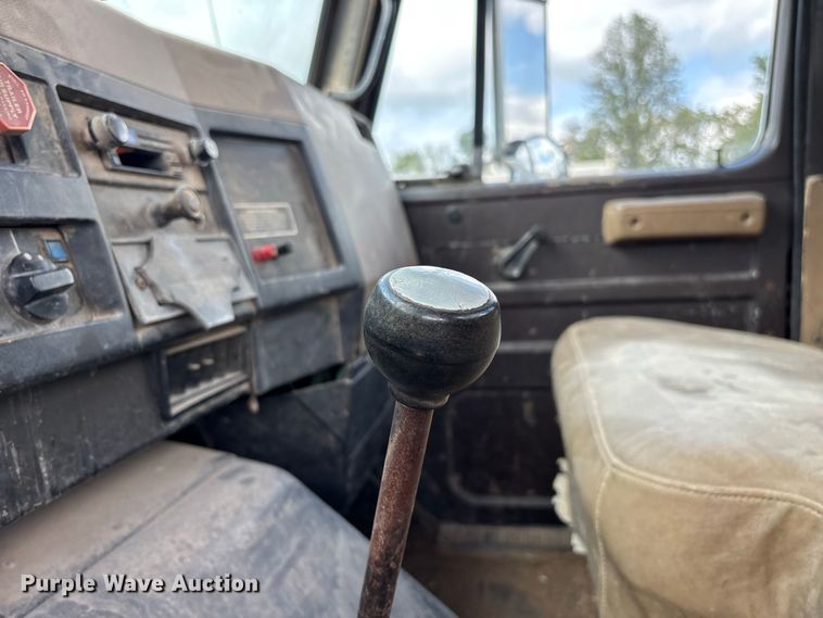 image for item FG0702 1990 International 4900 flatbed truck