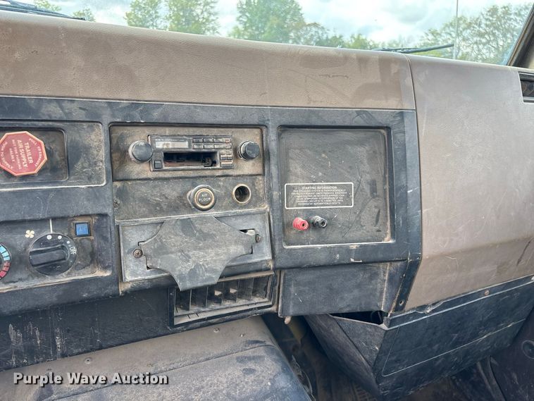 image for item FG0702 1990 International 4900 flatbed truck