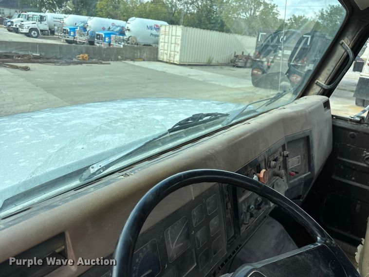 image for item FG0702 1990 International 4900 flatbed truck