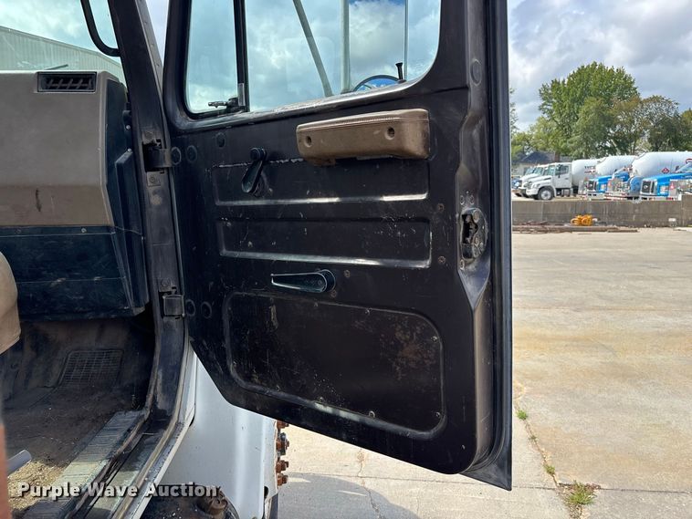 image for item FG0702 1990 International 4900 flatbed truck