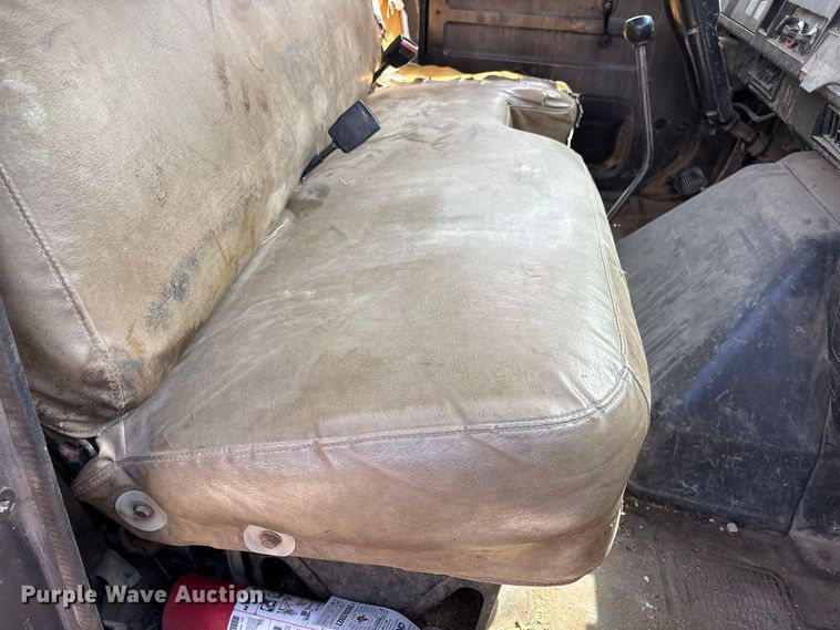 image for item FG0702 1990 International 4900 flatbed truck