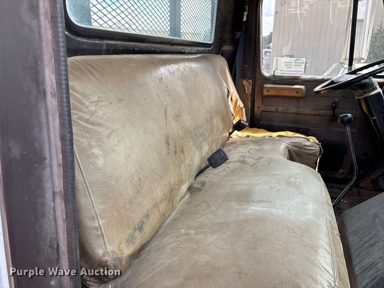 image for item FG0702 1990 International 4900 flatbed truck
