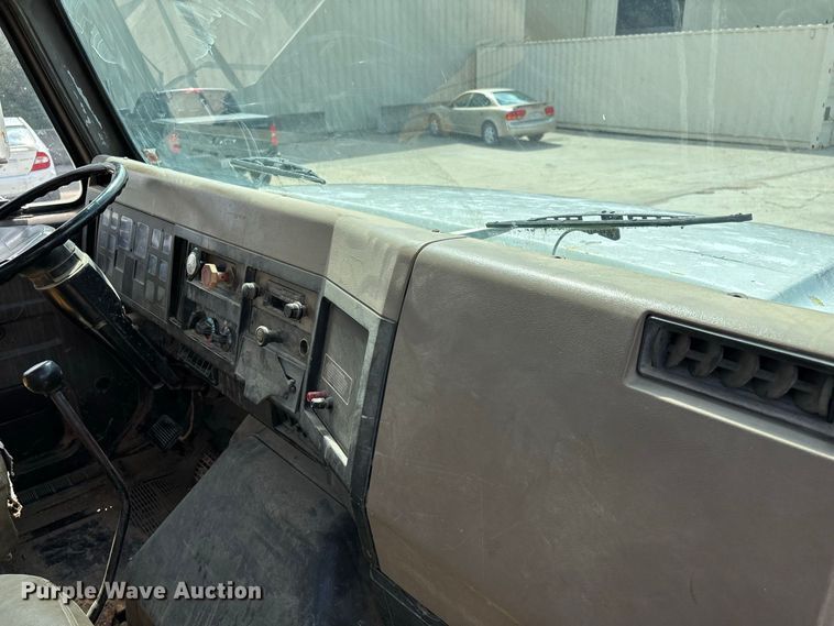 image for item FG0702 1990 International 4900 flatbed truck