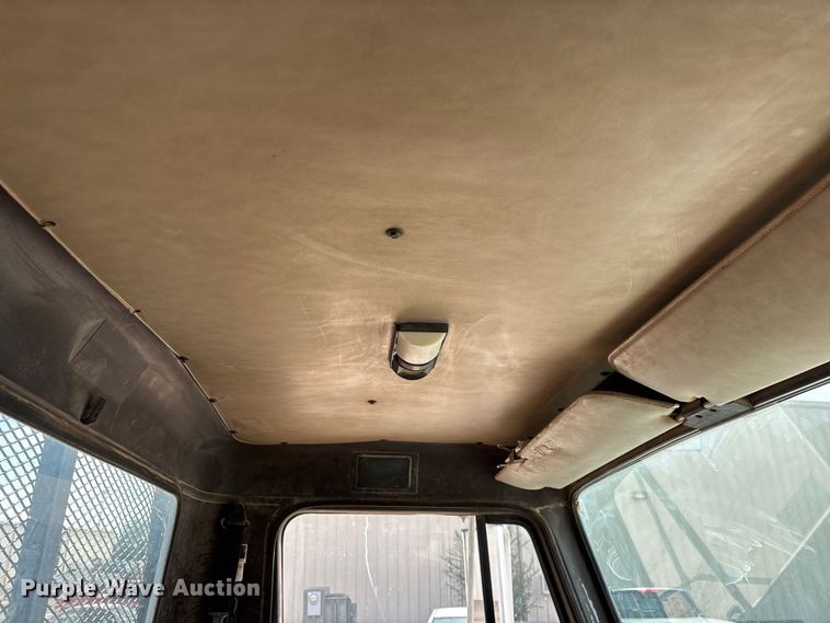 image for item FG0702 1990 International 4900 flatbed truck