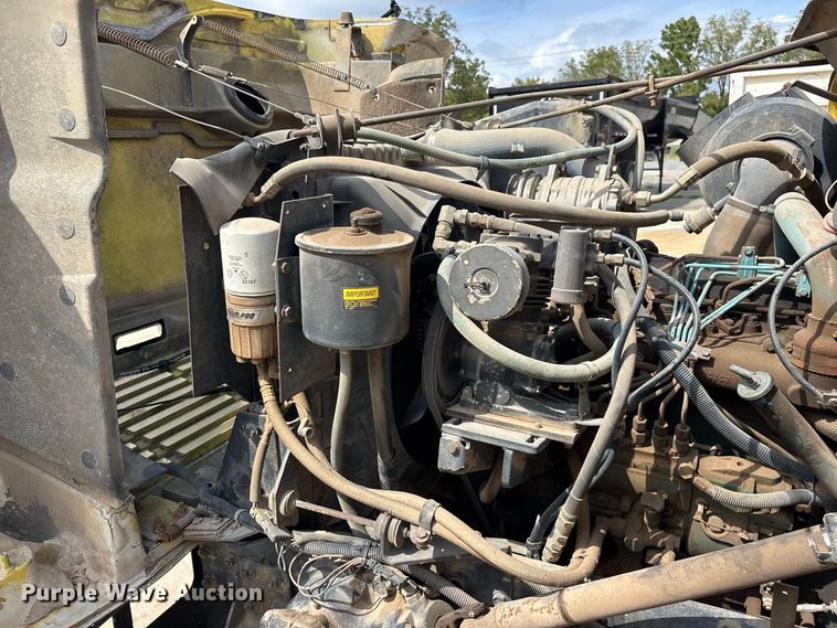 image for item FG0702 1990 International 4900 flatbed truck