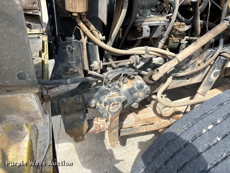 image for item FG0702 1990 International 4900 flatbed truck