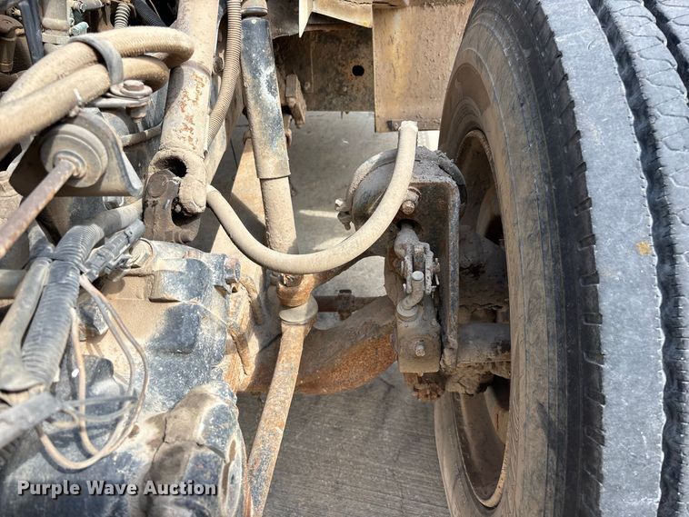 image for item FG0702 1990 International 4900 flatbed truck