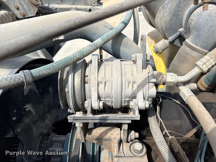image for item FG0702 1990 International 4900 flatbed truck