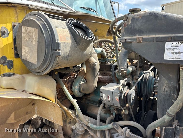 image for item FG0702 1990 International 4900 flatbed truck