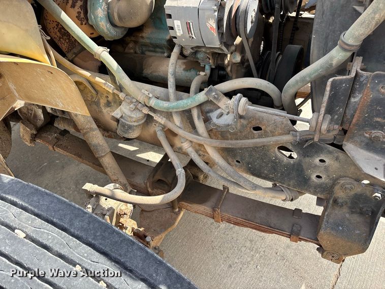 image for item FG0702 1990 International 4900 flatbed truck