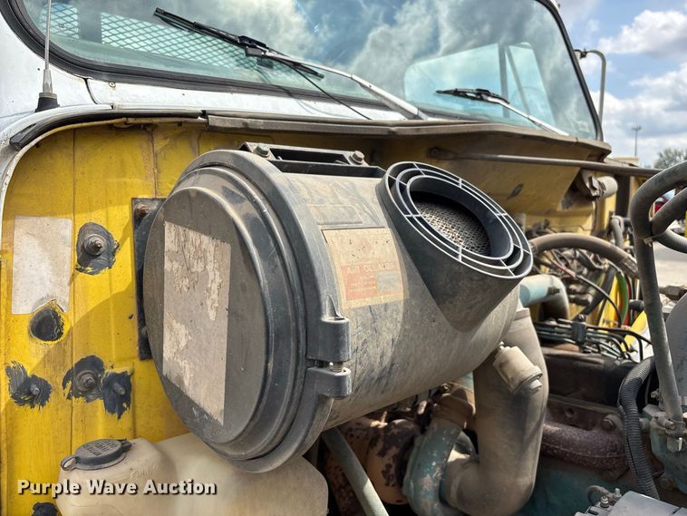 image for item FG0702 1990 International 4900 flatbed truck