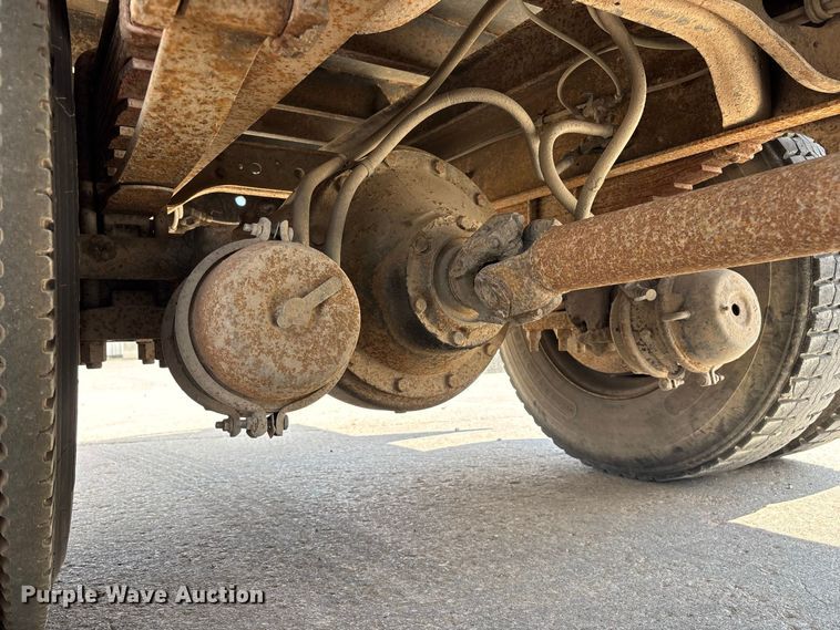 image for item FG0702 1990 International 4900 flatbed truck